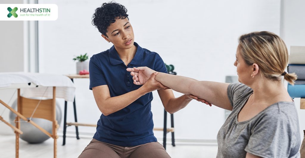 The Complete Guide to Finding Exercise Physiology Jobs in Australia 2 Physiotherapist providing treatment in a clinic setting (for Healthstin) | Physiotherapy Jobs in Australia